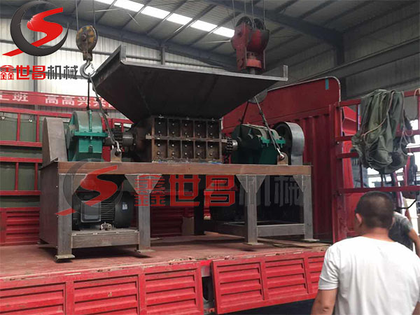 80雙軸撕碎機(jī)山東客戶(hù)來(lái)廠提貨